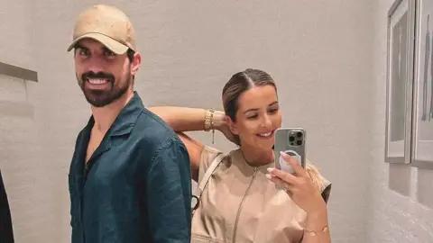 بعد عاصفة الصورة المثيرة.. من هي ديبورا لورونكو التي خطفت قلب نجم الهلال روبن نيفيز؟